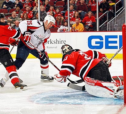 Jason Chimera (25) outskates two Devils defensemen to score and lead Washington to victory. (Getty Images)