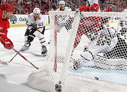 Johan Franzen (left) scores in the third period to lead Detroit to a victory over Dallas. (Getty Images)