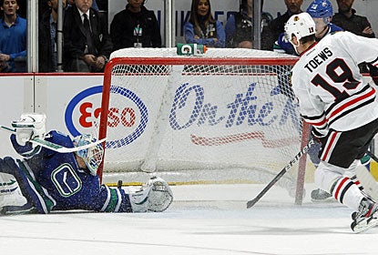 Jonathan Toews has plenty of net available to put the puck in for his fifth goal in four games. (Getty Images)