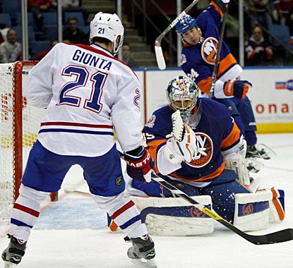 Rick DiPietro, who comes in relief for an injured Evgeni Nabokov, stops 24 shots to preserve the win. (AP)