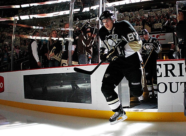 Crosby returns to the ice for the first time in over 10 months as the Penguins take on the Isles. (Getty Images)