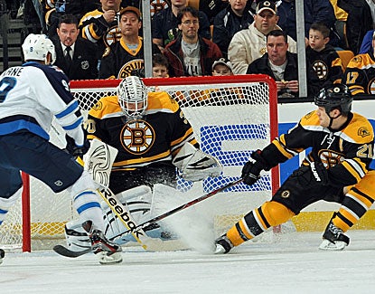 Boston's Tim Thomas stops 40 shots against Winnipeg to win his eighth straight start. (Getty Images)