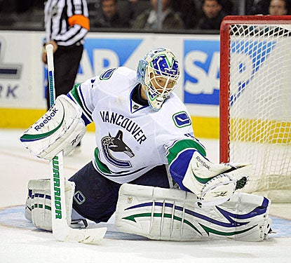 Cory Schneider saves 43 against San Jose to lead Vancouver to their season-best fourth straight victory. (Getty Images)