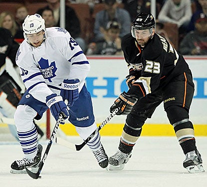 The Maple Leafs' Joffrey Lupul (left) adds two assists in Toronto's victory over the Anaheim Ducks. (Getty Images)