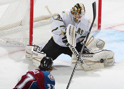 Andrew Raycroft comes up huge in goal for the Stars, sending back 35 shots in a 3-1 win against the Avs. (Getty Images)