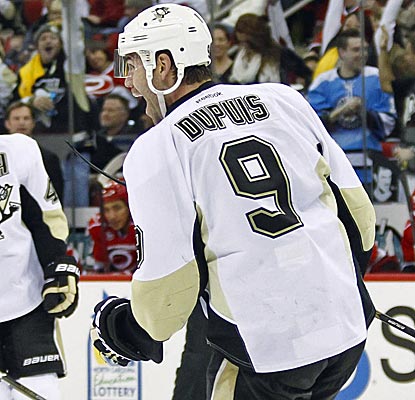 Right wing Pascal Dupuis and Aaron Asham score just 87 seconds apart in Pittsburgh's victory. (US Presswire)