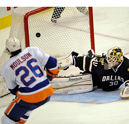 Islanders left wing Matt Moulson scores two first-period goals before concluding the Isles' scoring with two more in the third. (US Presswire)
