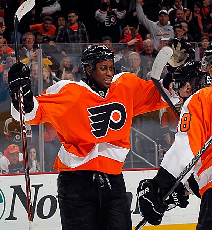 Wayne Simmonds' second period goal helps lift the Flyers over a Crosby-less Pittsburgh. (Getty Images)