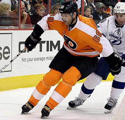 Jaromir Jagr scores one of the Flyers' three second-period goals in their win over Tampa Bay. (AP)