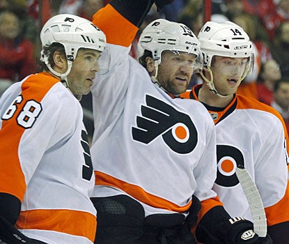 Scott Hartnell (center) notches his 15th goal of the season and extends his goal-scoring streak to six games. (US Presswire)