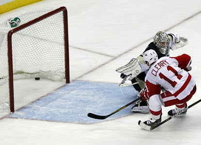 Danny Cleary puts away the Penguins with a pair of third-period goals, helping the Red Wings to their third straight win. (AP)