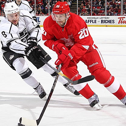 Drew Miller (right) scores with 4:15 remaining in the third period to give the Red Wings the win. (Getty Images)