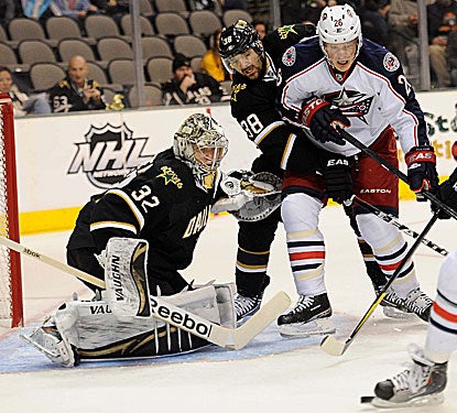 Samuel Pahlsson (No. 26) and the Blue Jackets fight their way to get their first regulation road win this season. (US Presswire)
