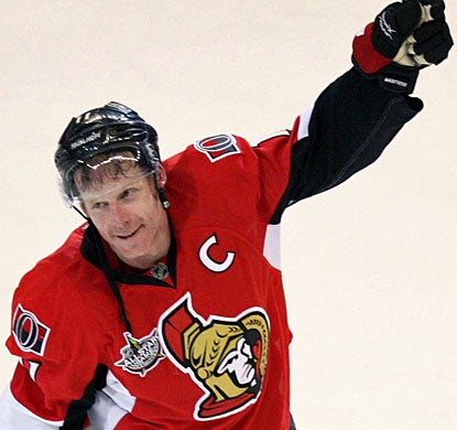 Daniel Alfredsson acknowledges the fans after recording his 400th goal in the NHL, all with the Ottawa Senators. (AP)