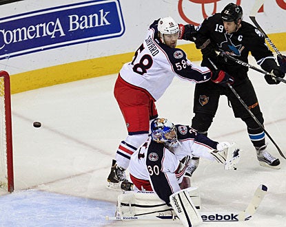 Joe Thornton (19) makes sure he celebrates his 500th game with the Sharks by scoring the eventual winning goal. (AP)