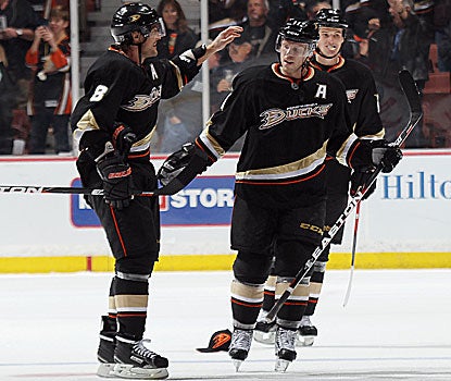 The Ducks's Teemu Selanne (left) assists on both of Saku Koivu's third-period goals.  (Getty Images)