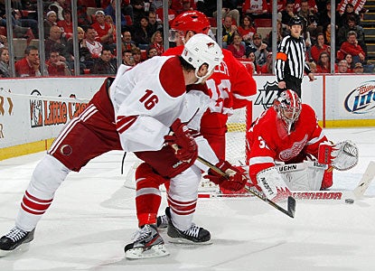 Jimmy Howard stops 25 shots against the Coyotes to earn his 100th career NHL victory. (Getty Images)