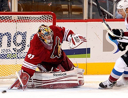 Mike Smith denies 38 shots as the Coyotes return home from an 0-3 road trip to defeat the Avalanche. (Getty Images)