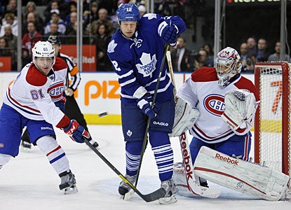 Carey Price has a pretty busy night, stopping 32 shots to help Montreal get back on track. (US Presswire)