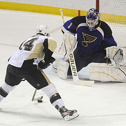 Chris Kunitz scores the winning goal in the fourth round of a shootout to give the Penguins their seventh consecutive win.  (AP)