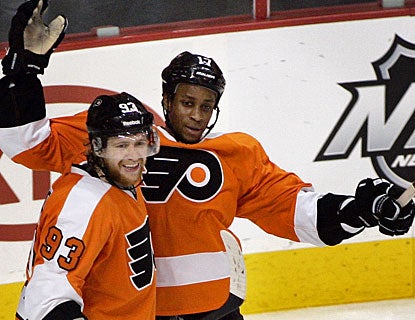 Wayne Simmonds (right) celebrates his second goal of the game with Jakub Voracek. (AP)