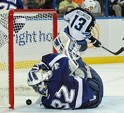 Kyle Wellwood drives the winner past Mathieu Garon with his 10th goal of the season.  (US Presswire)