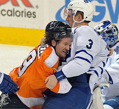 Scott Hartnell gets into a fight with Dion Phaneuf seconds after scoring the first goal of the game. (US Presswire)