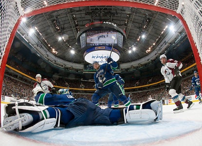 Roberto Luongo's 29 saves help top the Avalanche on Vancouver's home ice.  (Getty Images)