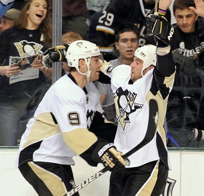 Pascal Dupuis (9) and Steve Sullivan celebrate a goal as the Penguins stretch their winning streak to four.   (US Presswire)