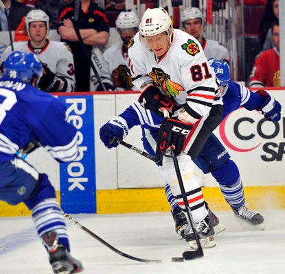 Marian Hossa scores Chicago's last two goals, one coming on an empty-netter that proves to be the difference.  (US Presswire)