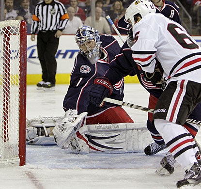 Andrew Shaw scores his 10th goal of the season to help Chicago win its fourth straight game. (AP)