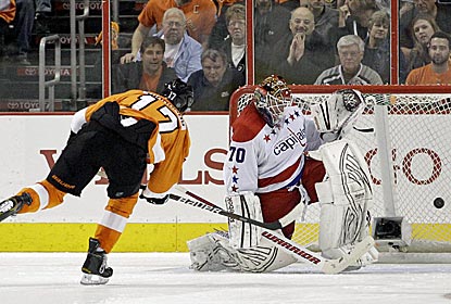 Wayne Simmonds scores a shootout goal, as does Matt Read, as the Flyers continue to push toward the playoffs.  (AP)