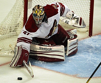 Mike Smith makes one of his 39 saves against Chicago to register his first shutout effort in the playoffs this season. (Getty Images)