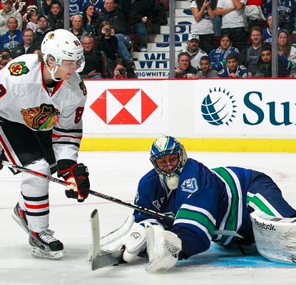 Roberto Luongo stops Patrick Kane in the shootout as he makes his third straight start for the Canucks.  (Getty Images)