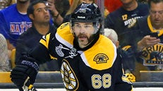 Bruins blank Hawks