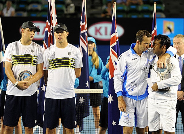 The Bryan brothers commiserate after falling to Leander Paes (far right) and Radek Stepanek. (Getty Images)