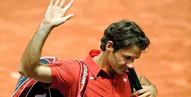 Federer walks off the court in Fribourg, Switzerland, after losing to the U.S.'s John Isner. (Getty Images)