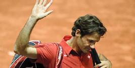 Federer walks off the court in Fribourg, Switzerland, after losing to the U.S.'s John Isner.
