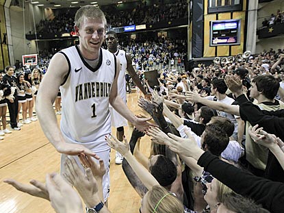 Vanderbilt seniors Brad Tinsley and Festus Ezeli (rear) thank Commodores fans after winning their final home game.  (AP)