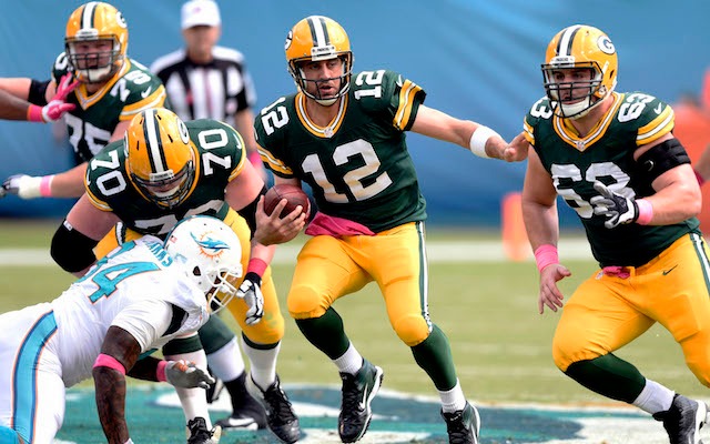 Aaron Rodgers eludes two defenders, throws TD pass off back foot