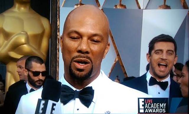 Aaron Rodgers is now photobombing people at the Oscars. (E!)