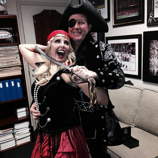 PHOTO: Patriots coach Bill Belichick goes pirate for Halloween