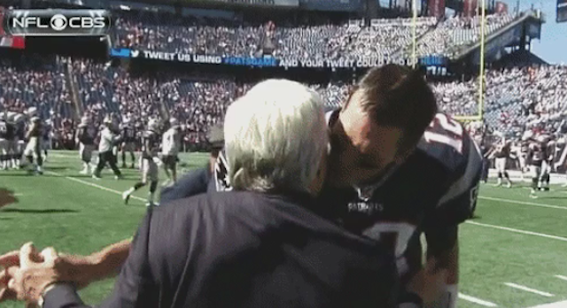 Look Tom Brady Gives Pregame Kiss To Someone Who S Not Gisele Cbssports Com