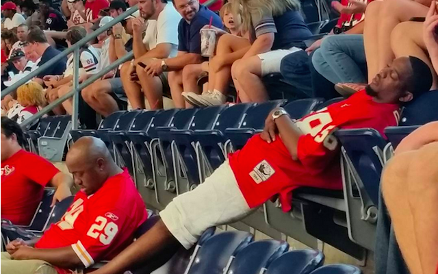 LOOK: Chiefs fan thinks 27 first-half points are boring, falls asleep at  game - CBSSports.com