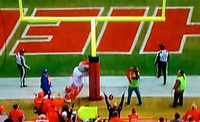 LOOK: Chiefs mascot is not happy about Raiders field goal 