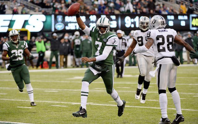 Smith leads Jets to 37-27 victory over Raiders