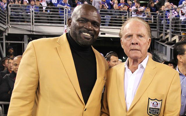 Frank Gifford with Lawrence Taylor in November 2014. (USATSI)