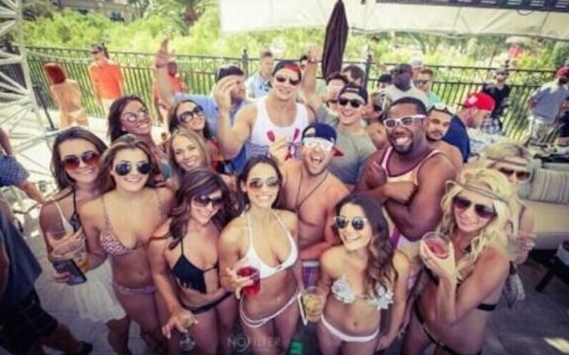 This is what a Johnny Manziel and Rob Gronkowski picture looks like in Las Vegas. (Barstool Sports)