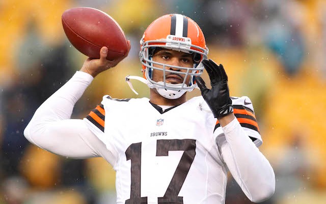 Oakland Raiders quarterback Jason Campbell (8) talks with offensive  coordinator Hue Jackson, left, against the San