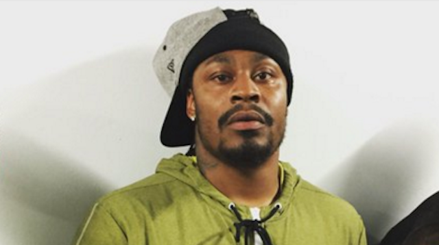 WATCH: Marshawn Lynch casually steals hat from autograph-seeking